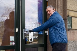 Rankų bei akies kare netekęs ukrainietis Vilniuje naujo protezo atsisakė: geriau tuos pinigus skirti kovos draugams