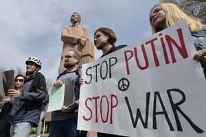 Kirgizijoje per mitingą prieš V. Putino invaziją į Ukrainą sulaikyti apie 20 aktyvistų