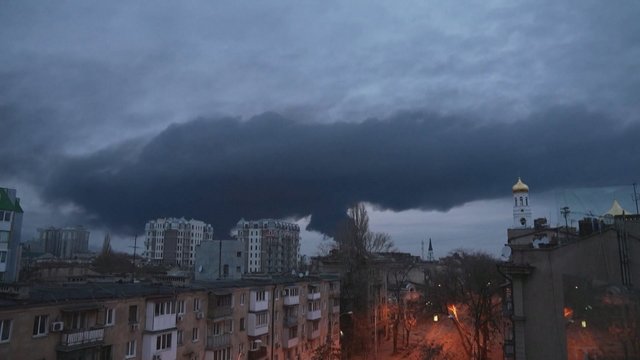 Odesą sudrebinus aviacijos smūgiams, užfiksuoti į dangų kylantys dūmų debesys