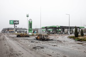 Kijevas susigrąžino sostinės srities kontrolę, fiksuojami galimi civilių žudymo įrodymai