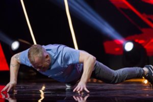 „Lietuvos talentuose“ – neįtikėtina aktoriaus ištvermė: daro atsispaudimus vos ant vieno piršto