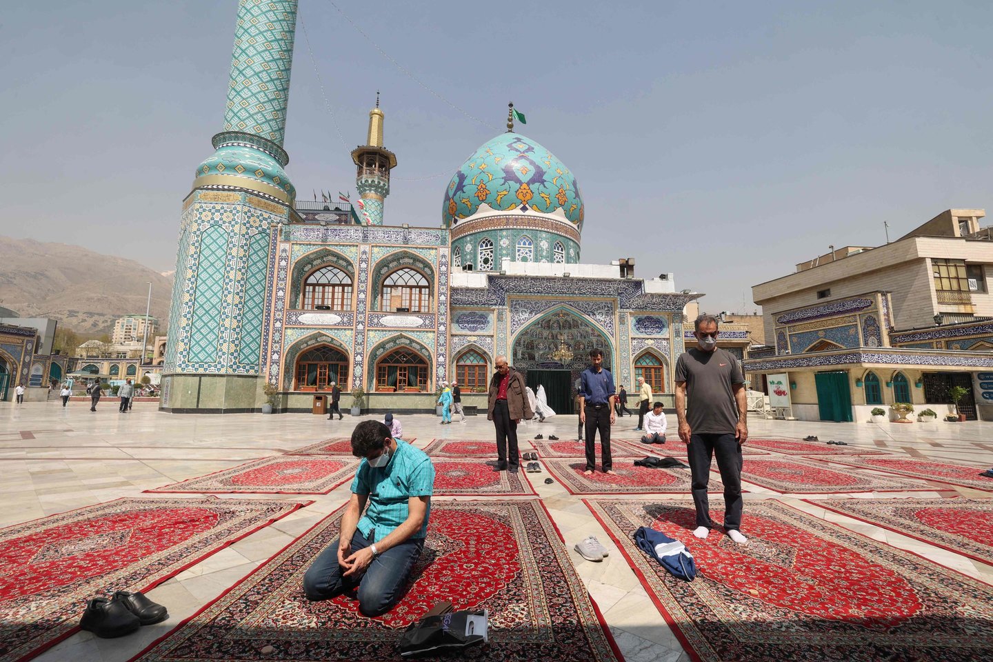 Irano musulmonai šiitai meldžiasi Emamzadeh Saleh mečetėje Tadžrišo aikštėje Teherano šiaurėje.<br>AFP/Scanpix nuotr.
