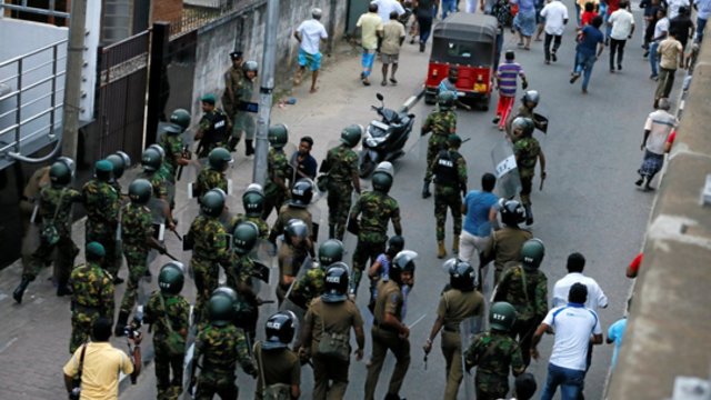 Šri Lankoje atsistatydino beveik visi ministrai: niekaip nepavyksta numalšinti protestų