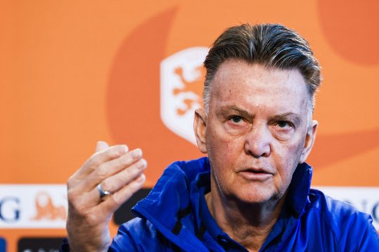 Nyderlandų futbolo rinktinės treneris  L. van Gaalas pranešė liūdną žinią, kurią ilgai slėpė ir nuo žaidėjų
