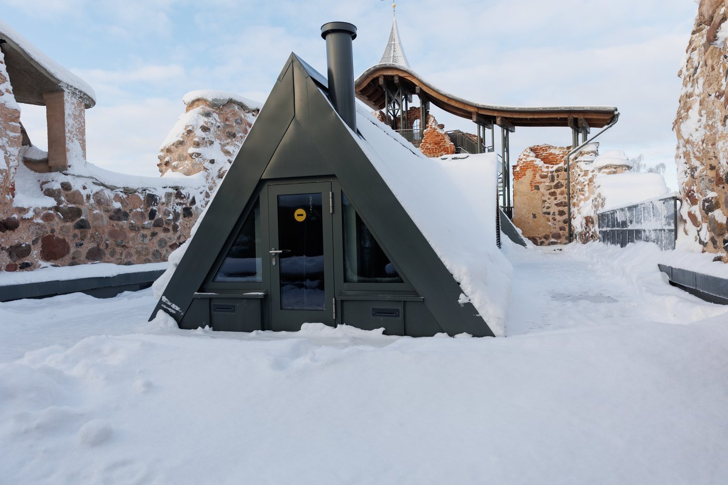 2021-ųjų gruodis – pirmoji atnaujintos pilies žiema. Dujinis šildymo katilas įrengtas ant pilies koplyčios stogo.<br>T.Bauro nuotr.