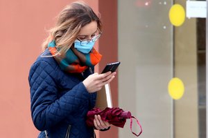 Vaistininkai pataria neskubėti nusiimti veido kaukių: pateikė kelias priežastis
