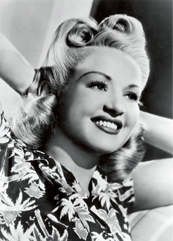 Betty Grable su legendine „Victory Rolls“ šukuosena.<br>Scanpix nuotr.