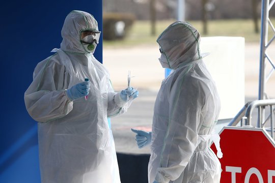 Praėjusią parą – beveik 2 tūkst. naujų COVID-19 atvejų, užkratas pražudė 9 žmones