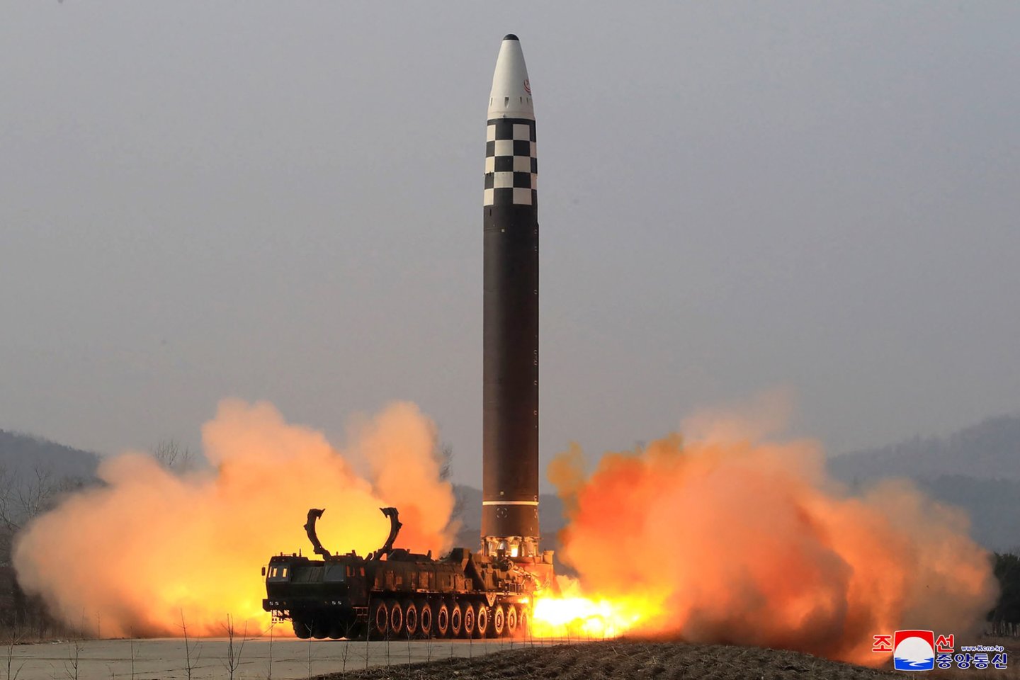 Šiaurės Korėja panaudos savo branduolinius ginklus Pietų Korėjos kariuomenei „sunaikinti“.<br>AFP/Scanpix nuotr.