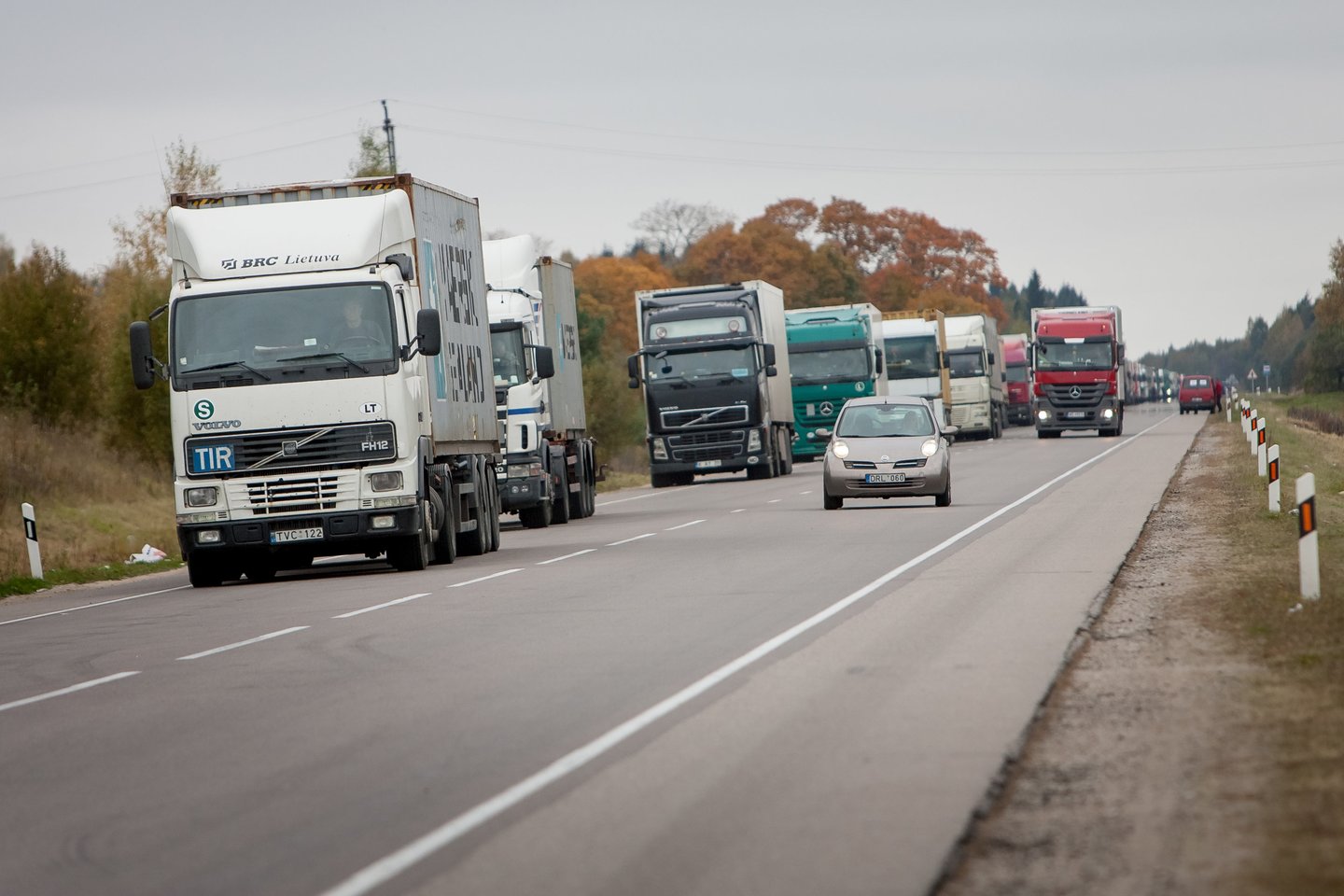 Ukrainoje registruotoms transporto priemonėms, kuriomis vežami kroviniai, leidžiama įvažiuoti į Lietuvos teritoriją ir vykti tranzitu per šalies teritoriją be leidimų iki 2022 metų pabaigos.<br>D.Umbraso nuotr.