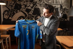 Ukrainai paremti skirtame aukcione garsaus futbolininko marškinėliai atiteko bendrapavardžiui Lietuvos dainininkui