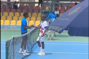 Agresijos protrūkis teniso korte: padavė po mačo ranką ir iškart smogė į veidą