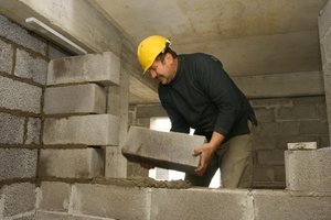 Svarbiausi statytojai – apie karo paralyžiuotą šalies NT rinką: kai kurie jau stabdo pardavimus