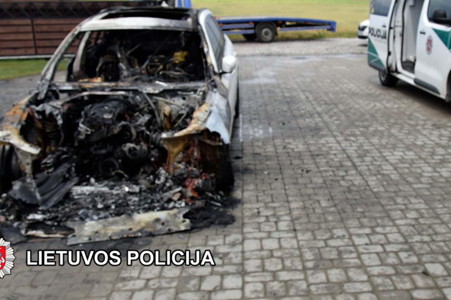  Nusikaltėlių sudegintas automobilis BMW.<br>Klaipėdos apskrities policijos nuotr.