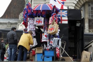 Britai skelbia įšaldę 321 mlrd. eurų iš V. Putino „karo skrynios“