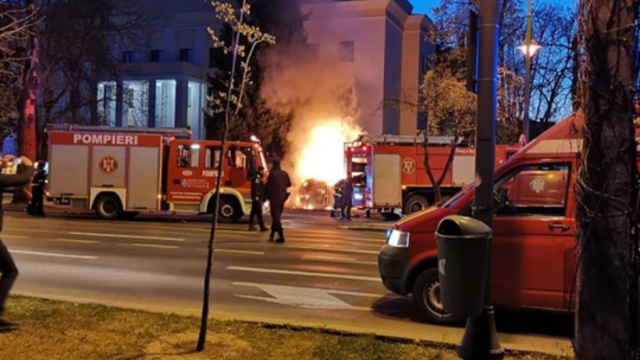 Rumunijoje į Rusijos ambasados vartus įsirėžė automobilis, vairuotojas žuvo