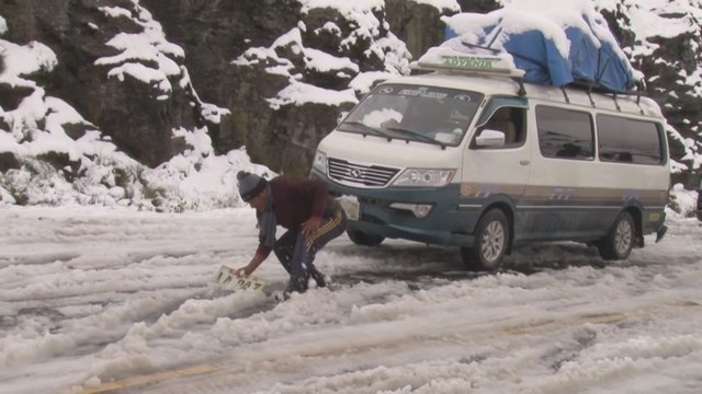 Sniego audra Bolivijos keliuose sukėlė sumaištį: įstrigo dešimtys transporto priemonių