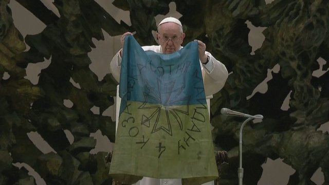 Popiežius Pranciškus iškėlė iš Bučos gautą Ukrainos vėliavą: salėje pasigirdo plojimai