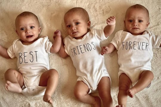Moteris susilaukė trynukų, kurie vienu atžvilgiu tokie reti, kad gimsta kartą iš 200 milijonų atvejų