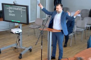 Skandalas Kalvarijos savivaldybėje – politiko atsisveikinimas su rusiškais keiksmažodžiais