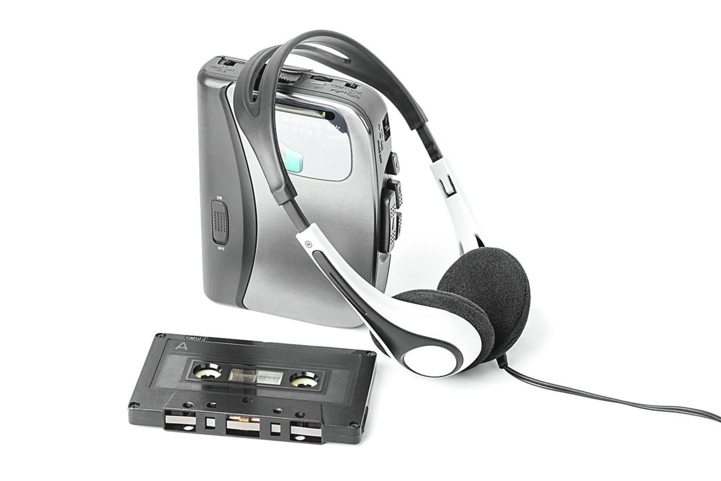 Lengvas nešiojamasis asmeninis grotuvas su ausinėmis – ausinukas – leido klausytis muzikos ar mokytis užsienio kalbų bet kur ir bet kada ir netrukdyti aplinkiniams.<br>123rf nuotr.