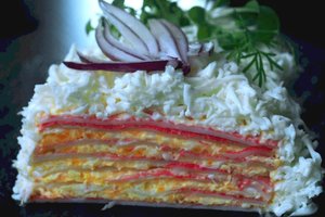 Sluoksniuotas užkandis su krabų lazdelėmis: paruošti paprasta, o rezultatas – šventiškas