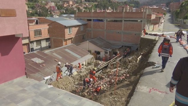 Šokiruojantys kadrai iš Bolivijos: užfiksuota akimirka, kai ant gyvenamųjų namų užgriuvo siena