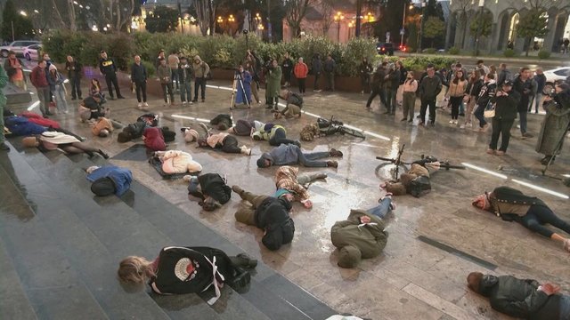 Siekdami pasmerkti įvykius Bučoje aktyvistai Gruzijoje surengė protestą: sugulė surištomis rankomis