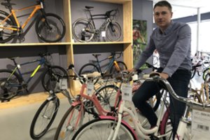 Pirmasis dviratis vaikui: specialistai pataria, ko neįvertinę, galite nusivilti