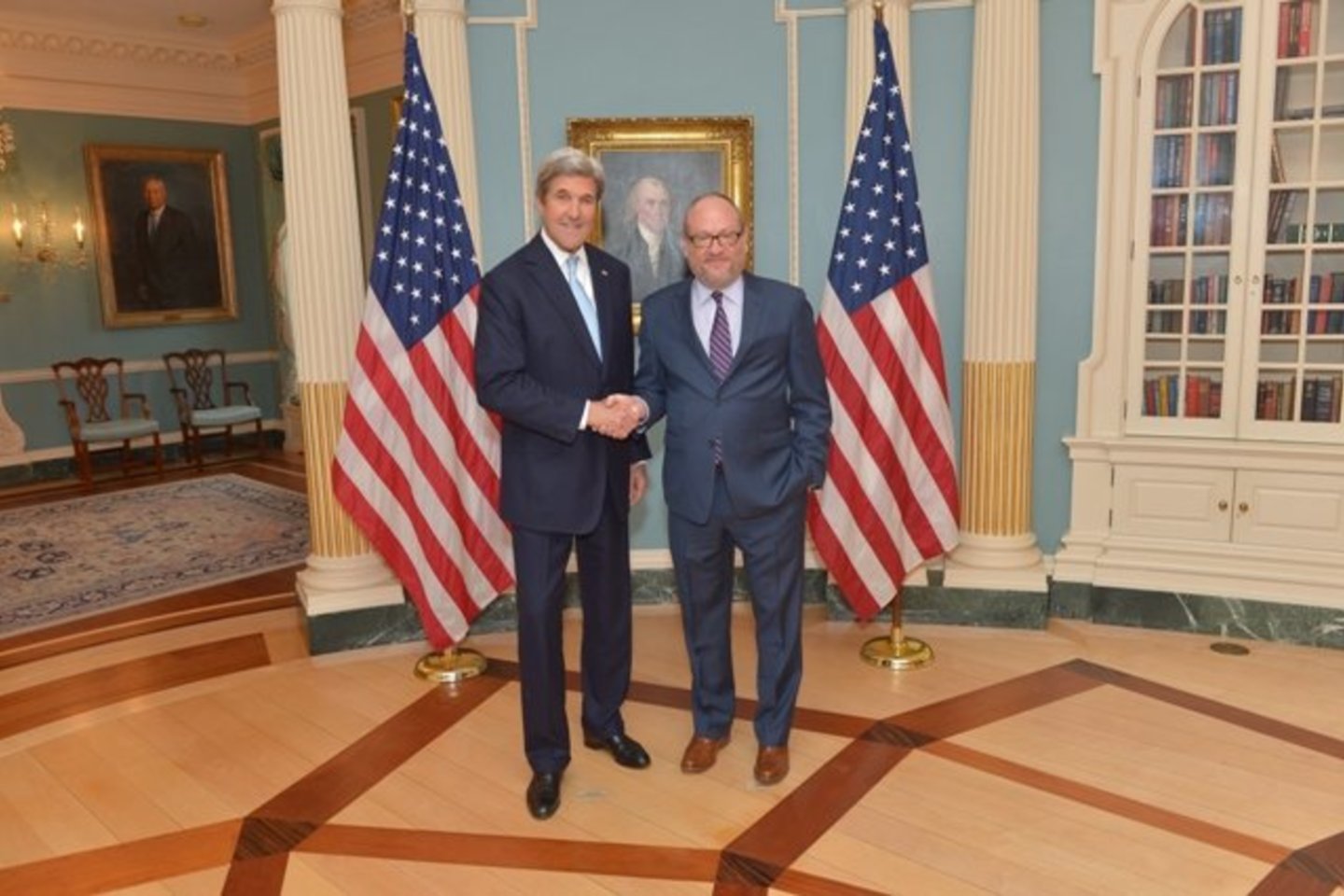 M.Kimmage'as (dešinėje) ir buvęs JAV valstybės sekretorius J.Kerry.<br>Nuotr. iš asmeninio albumo