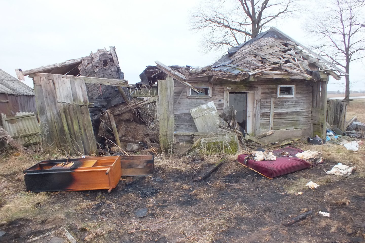  Vilkaviškio rajone benamis sukėlė dvigubą gaisrą ir vos nežuvo.<br> PAGD nuotr.
