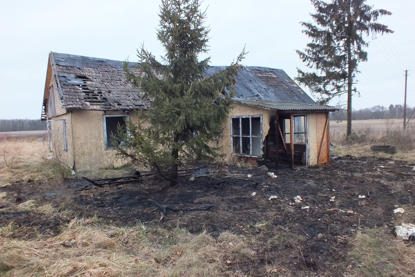  Vilkaviškio rajone benamis sukėlė dvigubą gaisrą ir vos nežuvo.<br> PAGD nuotr.