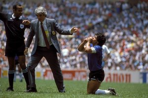 Istoriniai D. Maradonos marškinėliai – aukcione: jais vilkint suspindo „Dievo rankos“ legenda
