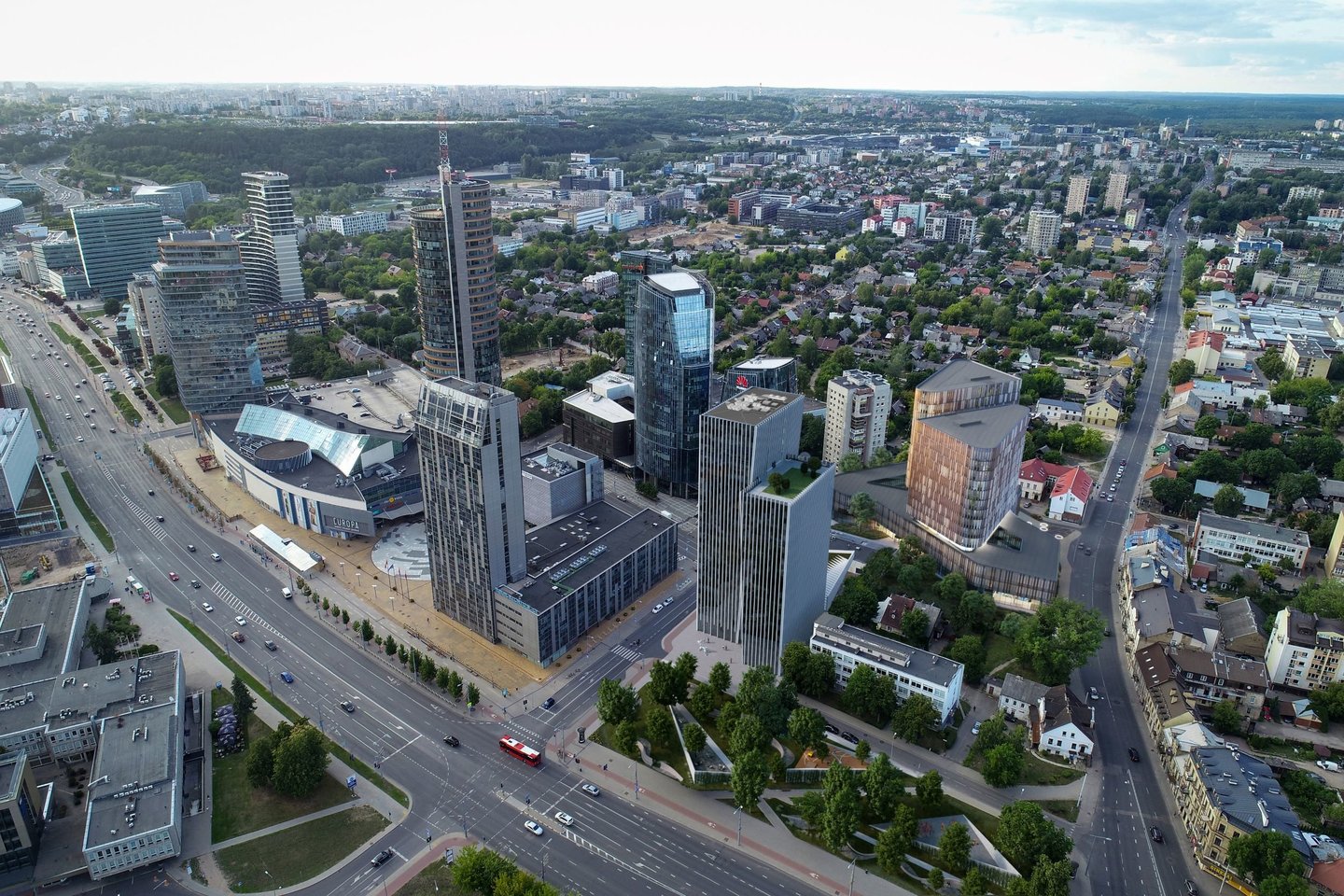 Vilniaus miesto savivaldybė išdavė leidimą nekilnojamojo turto projektų vystymo bendrovės „Realco“ valdomo verslo centro „Hero“ statyboms sostinės centriniame verslo rajone, Lvivo g. (anksčiau Lvovo g.).<br>Vizual.