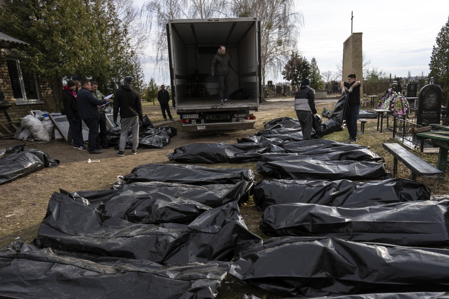 Karas Ukrainoje, Buča.<br>AP/Scanpix nuotr.