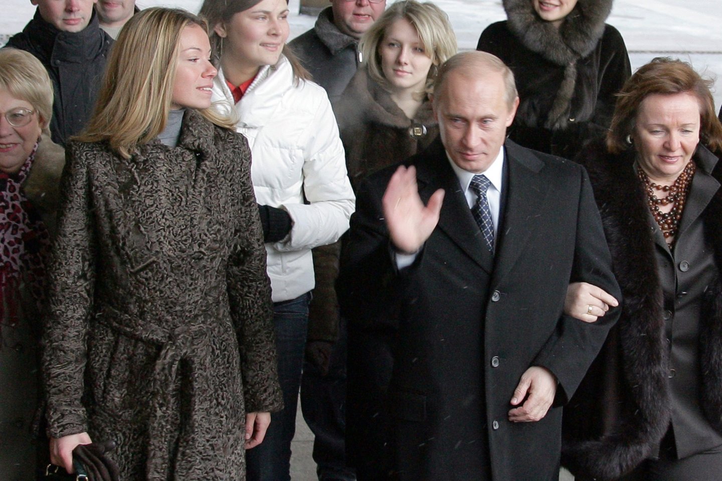 V.Putinas su dukterimi Marija (antra iš kairės).<br>AFP/Scanpix nuotr.