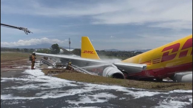 Kosta Rikoje krovininis lėktuvas „DHL“ buvo priverstas leistis avariniu būdu: tūpiant perlūžo pusiau