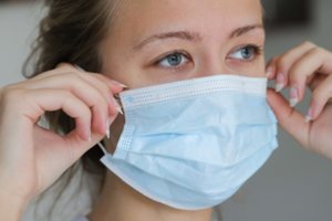 Tyrimas atskleidė, kuo omikron sukelta COVID-19 liga skiriasi nuo kitų atmainų: kitokie simptomai ir net ligos trukmė