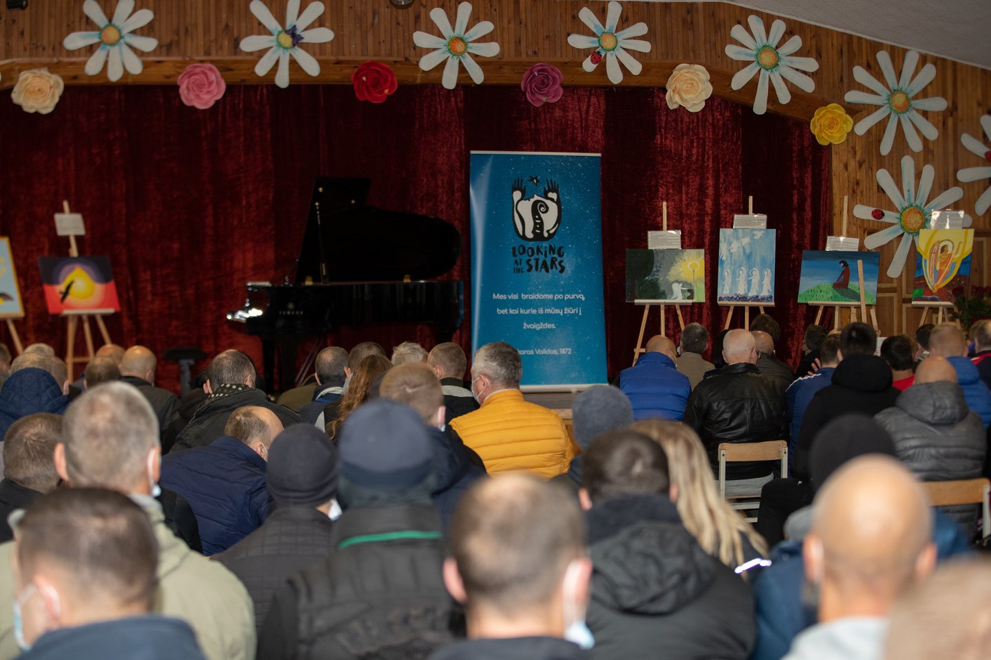 Paramos fondas „Looking at the stars“ nuo 2015 metų inicijuoja labdaringus klasikinės muzikos koncertus Kanados ir Lietuvos įkalinimo įstaigose, pabėgėlių stovyklose, senjorų namuose.