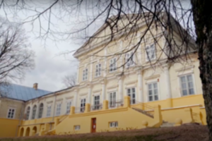 Salų dvaras saloje – nuo didikų šmėklų iki roboto katino