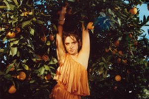 Termometro stulpeliui kylant į viršų, Camila Cabello išleido saulėtą albumą