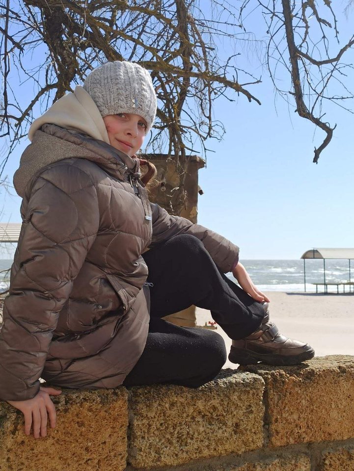 Aštuonmetė Marija dar bijo šypsotis ir krūpčioja nuo kiekvieno stipresnio garso, nors pagaliau yra saugi Lietuvoje.<br> Asmeninio archyvo nuotr.