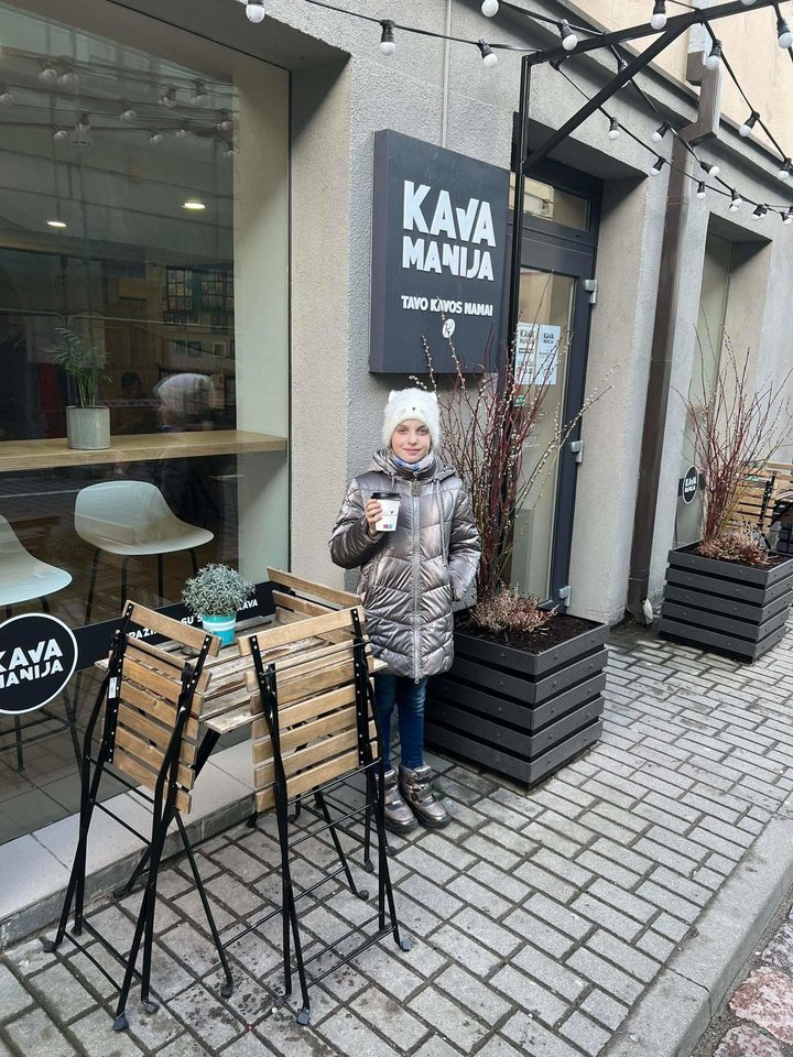  Aštuonmetė Marija dar bijo šypsotis ir krūpčioja nuo kiekvieno stipresnio garso, nors pagaliau yra saugi Lietuvoje.<br> Asmeninio archyvo nuotr.