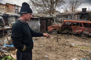 Kapai ir savadarbiai kryžiai kiemuose: tokia nuo Rusijos pajėgų išvaduoto Hostomelio realybė