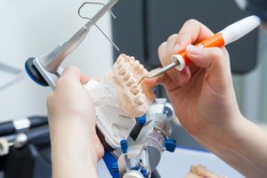 Kompensacija už dantų protezavimą – ne tik senjorams: išvardijo, kam dar ji priklauso