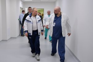 Senstantį V. Putiną lydi medikų būrys: po ilgos izoliacijos pradėjo elgtis keistai