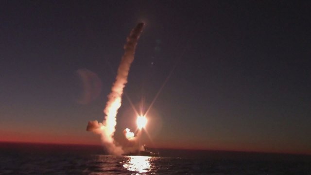 Užfiksuota, kaip Rusijos jūrų pajėgos apšaudo Ukrainą: leidžia sparnuotąsias raketas