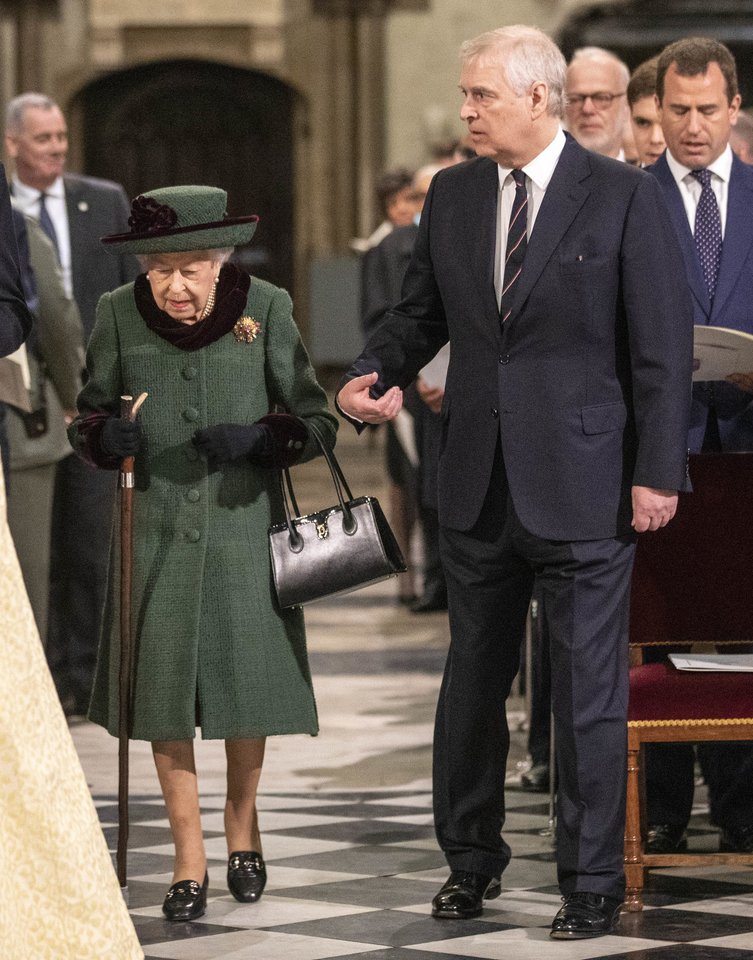 Karalienė Elizabeth II ir princas Andrew.