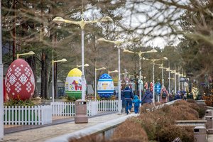 Palangą papuošė milžiniški margučiai – praeivių žvilgsnius traukia iš tolo