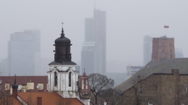 Tankūs debesys kaitaliosis su giedro dangaus plotais: kai kur pasirodys šlapdriba ar sniego kruopos